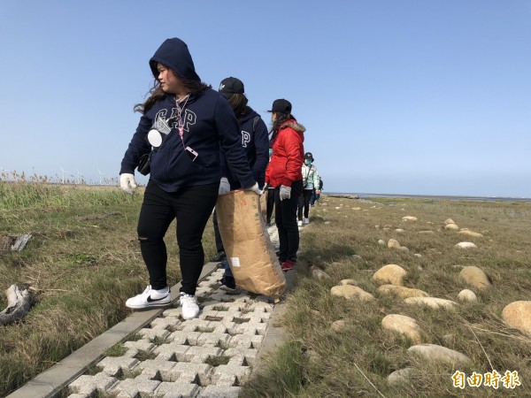 光田醫院響應322世界水資源日，宣導珍惜水資源於高美濕地認養區舉行淨灘活動。（記者張軒哲攝）