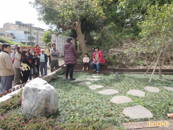 東寧水頭屋伯公入口處雜亂點，化身轉角花園，煥然一新的景像，獲得許多居民的肯定。（記者廖雪茹攝）