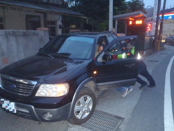 鄭男車輛突然拋錨在路中，土牛派出所員警幫忙推車到路旁，以免危險又妨礙交通。（記者歐素美翻攝）