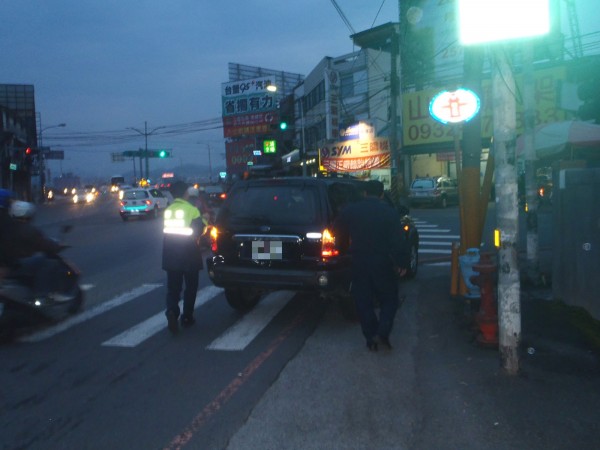 員警幫忙推車，以免拋錨車卡在路中。（記者歐素美翻攝）