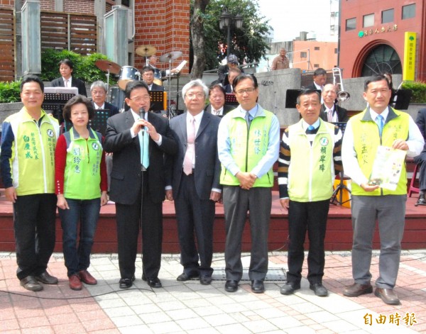 彰化市長邱建富（左3）在彰化藝術館主持3月花開音樂會記者會。（記者湯世名攝）