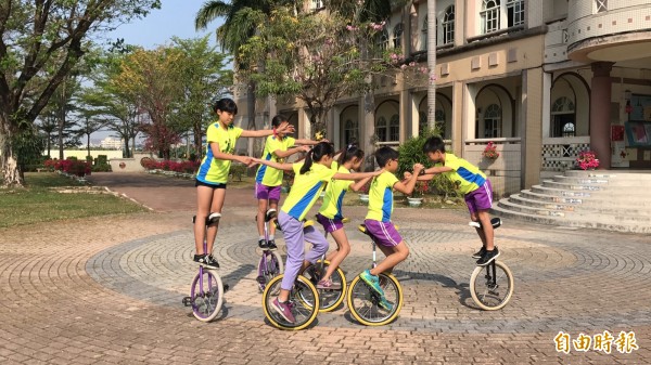 翁園國小獨輪車隊花式表演精湛，常獲邀演出。（記者洪臣宏攝）