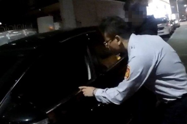 警方在路邊發現陳婦的小轎車。（記者曾健銘翻攝）