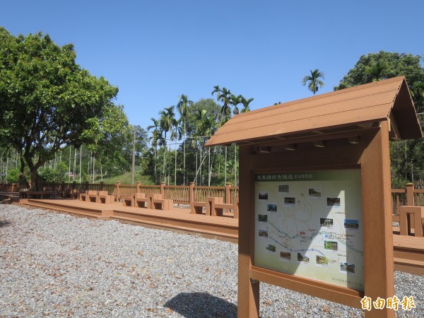 集集鎮綠色隧道隘寮地區新設火車觀景平台，並有解說牌、座椅等休憩設施。（記者劉濱銓攝）