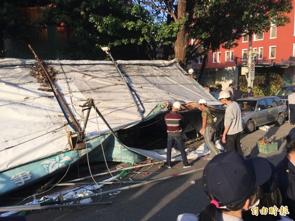 在優勢警力戒護下，台北市政府建管處雇請的工人拆除公投盟帳篷。（記者鄭鴻達攝）