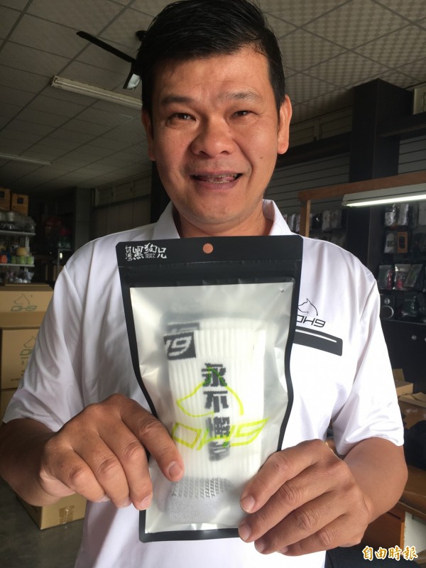 李東林為台灣體壇選手織專屬運動襪。（記者顏宏駿攝）