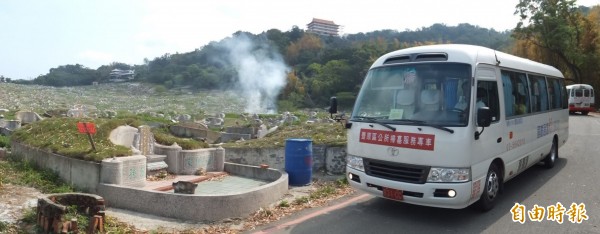 市府避免民眾掃墓飽受塞車之苦，推出免費掃墓接駁公車。（記者黃鐘山攝）