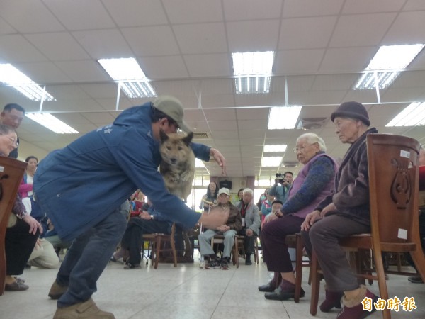 台北市陪伴犬協會帶來的陪伴犬表演，讓大同之家長輩看得十分專心。（記者吳正庭攝）