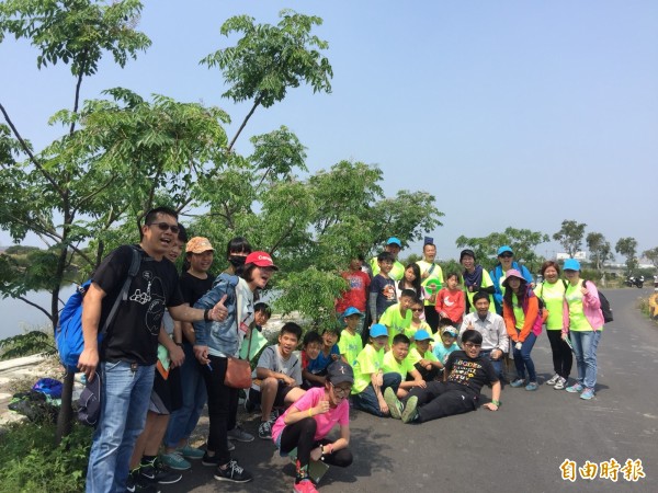 台江親子一起打造美麗的台江環村綠道─「紫楝綠道」。（記者蔡文居攝）