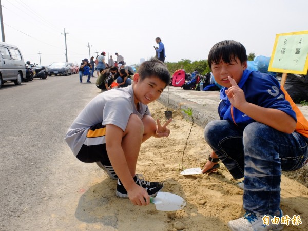 小朋友種下小小苦楝樹苗。（記者蔡文居攝）