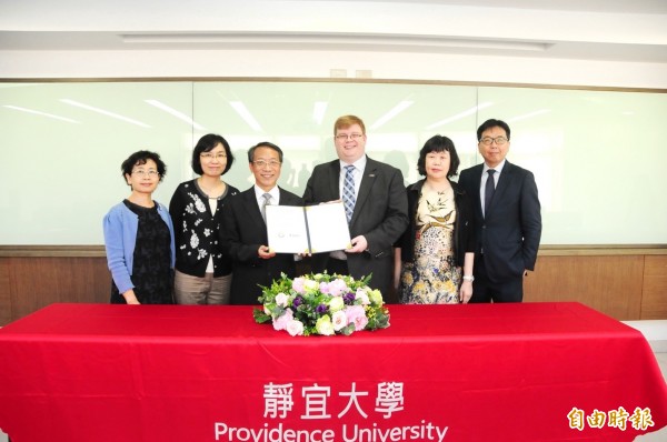 靜宜大學英文系與美國德州「達拉斯浸信會大學」簽訂雙聯學制。(記者張軒哲攝)