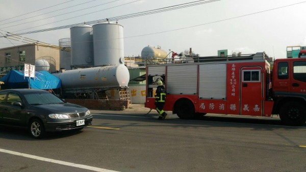 嘉義縣太保市穎興化工有鹽酸洩漏。（記者林宜樟翻攝）