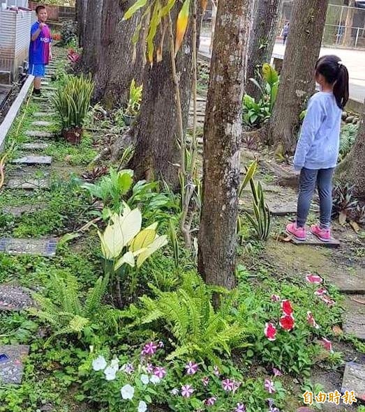 南投縣竹山鎮鯉魚國小學生在「花園步道」園區,透過猜拳進行「地遊」情形。(記者謝介裕攝)