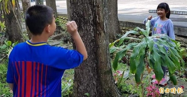 南投縣竹山鎮鯉魚國小學生在「花園步道」園區,透過猜拳進行「地遊」情形。(記者謝介裕攝)
