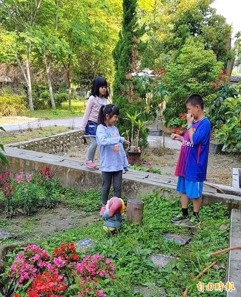 南投縣竹山鎮鯉魚國小學生在「花園步道」園區,透過猜拳進行「地遊」情形。(記者謝介裕攝)