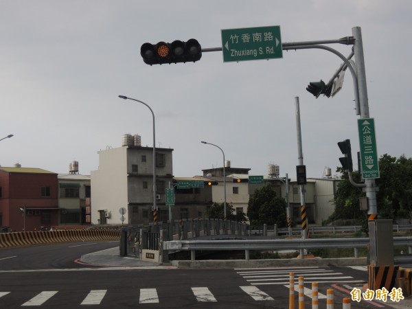 新竹市公道三計劃道路是銜接竹光路和景觀大道的重要道路，但這條路的都市計劃已講了27年，今天終於經內政府都委會審議通過，將採直線方式開闢，市府將啟動後續的安置計劃和拆遷補償等作業。（記者洪美秀攝）