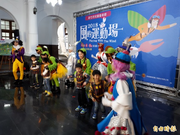 新竹市兒藝節今年有兒童歌舞劇藍白大對抗，演員們為了誰是好朋友展開對抗，市長林智堅邀請全國民眾來觀看。（記者洪美秀攝）