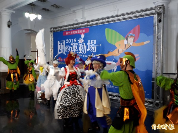 新竹市兒藝節今年有兒童歌舞劇藍白大對抗，演員們為了誰是好朋友展開對抗，市長林智堅邀請全國民眾來觀看。（記者洪美秀攝）