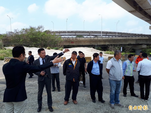新竹市政府啟動新竹左岸4大進出口的動線改善景觀工程，投入8000萬元，改善動線不佳及環境髒亂及人車易重疊等狀況，預計9月完工。（記者洪美秀攝）