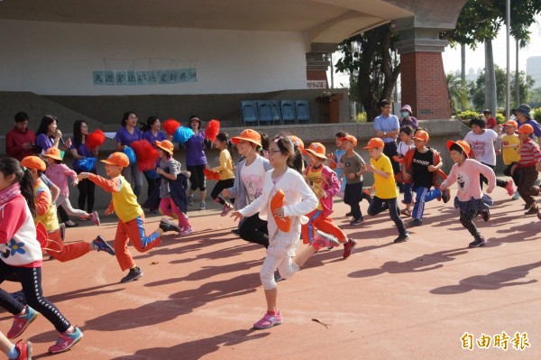 為愛而跑!新竹市水源國小發起的募300雙二手鞋活動,鼓勵學生捐二手鞋外,也參與路跑接力,一起完成2萬公里,把愛送到非洲。(記者洪美秀攝)