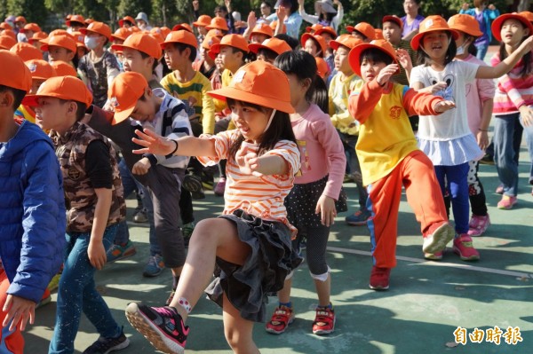 為愛而跑！新竹市水源國小發起的募300雙二手鞋活動，鼓勵學生捐二手鞋外，也參與路跑接力，一起完成2萬公里，把愛送到非洲。（記者洪美秀攝）