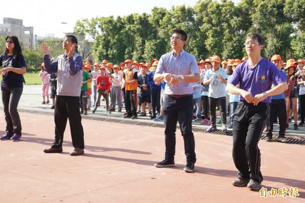 為愛而跑！新竹市水源國小發起的募300雙二手鞋活動，鼓勵學生捐二手鞋外，也參與路跑接力，一起完成2萬公里，把愛送到非洲。（記者洪美秀攝）