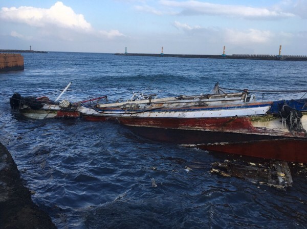 宜蘭縣頭城鎮烏石港港嘴,長年有淤沙問題,造成漁進出船擱淺甚至翻覆。(記者林敬倫翻攝)