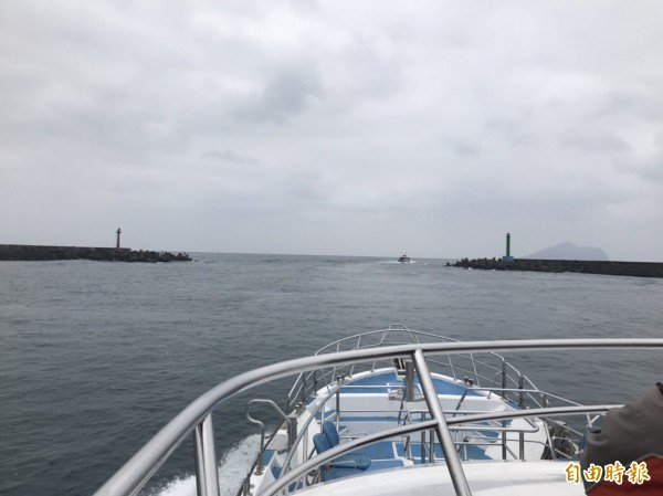 宜蘭縣政府為出三方案，包含定期疏濬、延伸海堤攔砂以及建置永久航道口等，將擇一方案根治烏石港港嘴淤沙問題。（記者林敬倫攝）