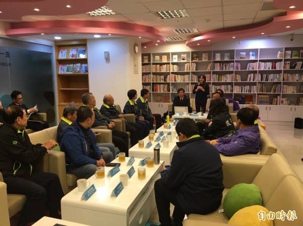 新竹市關埔國小新學校還未招生，就召開多次的學區劃設討論會，由家長和里長及學校共同討論。（記者洪美秀攝）