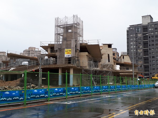 新竹市關埔國小新學校還在蓋建中,但因新生入學數實在太多,今年一招生就得實施總量管制。(記者洪美秀攝)
