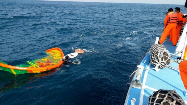 澎湖海巡隊接獲通報後,立即派出巡防艇趕往救人。(澎湖海巡隊提供)