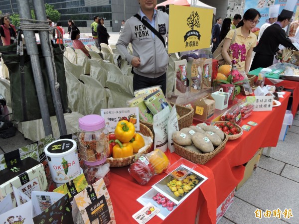 雲林縣政府到台中市行銷金綠標章農產品。（記者張菁雅攝）