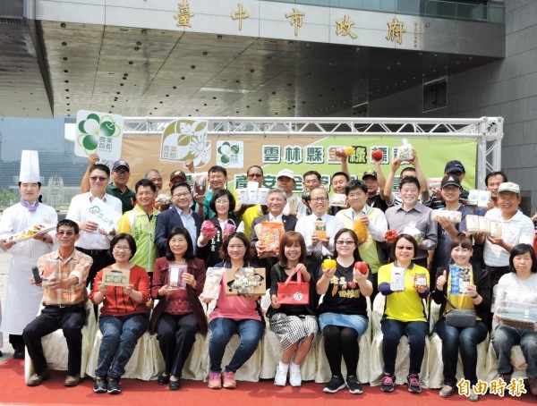 雲林縣政府帶領農民到台中行銷金綠標章農產品。（記者張菁雅攝）