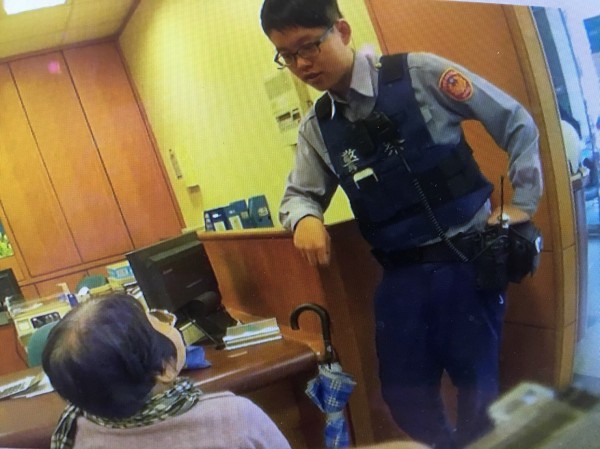 70歲莊姓老婦差點被詐騙集團騙走2萬多元,所幸被行員察覺趕緊報警,才無受騙上當。(記者魏瑾筠翻攝) 70歲莊姓老婦差點被詐騙集團騙走2萬多元,所幸被行員察覺趕緊報警,才無受騙上當。(記者魏瑾筠翻攝)