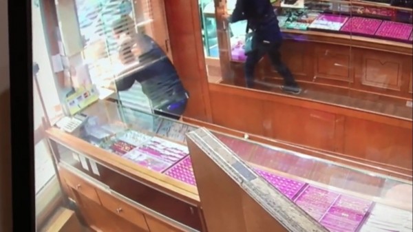 劉嫌被反鎖在銀樓內。(記者曾健銘翻攝)