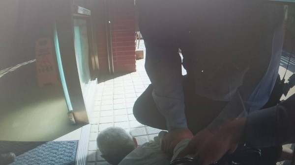 50歲邱姓男子飲酒過後發酒瘋,坐霸王車還出手毆打員警,被依妨害公務罪嫌送辦。(記者魏瑾筠翻攝) 50歲邱姓男子飲酒過後發酒瘋,坐霸王車還出手毆打員警,被依妨害公務罪嫌送辦。(記者魏瑾筠翻攝)