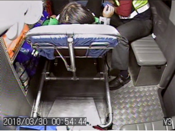 宜蘭縣消防局2名消防員,在救護車上為產婦接生。(記者江志雄翻攝)