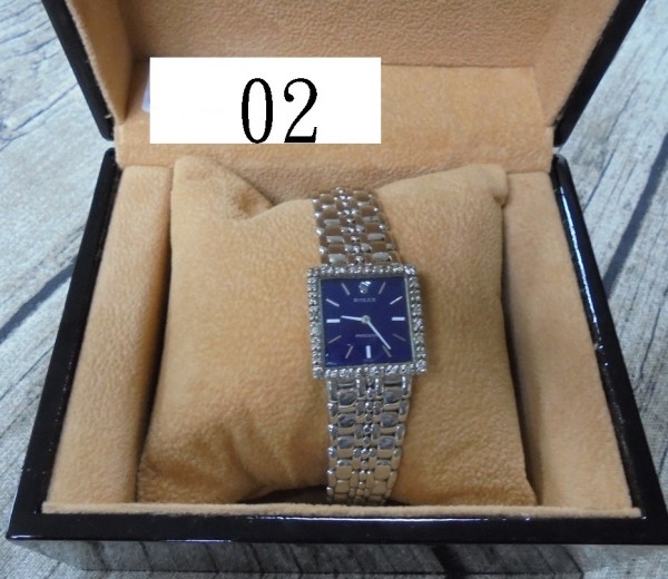 Rolex藍面鑽圈18K手上鍊錶。(法務部行政執行署桃園分署提供) Rolex藍面鑽圈18K手上鍊錶。(法務部行政執行署桃園分署提供)