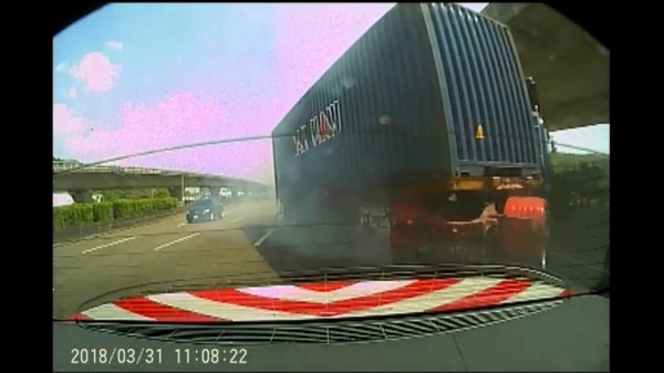 聯結車後方的貨櫃差點撞上國道警車。(記者曾健銘翻攝)