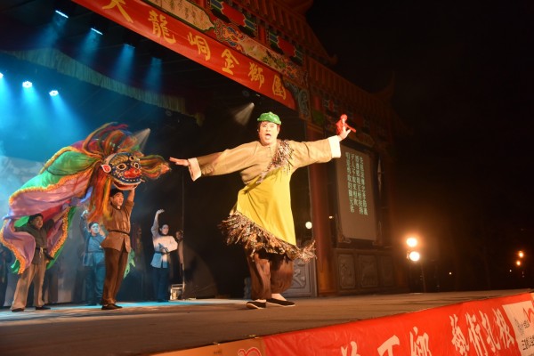 大龍峒金獅團今晚在嘉義縣新港鄉演出。(記者林宜樟翻攝)