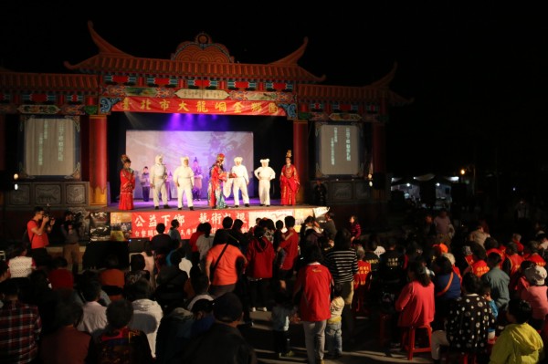 大龍峒金獅團今晚在嘉義縣新港鄉演出。(記者林宜樟翻攝) 大龍峒金獅團今晚在嘉義縣新港鄉演出。(記者林宜樟翻攝)