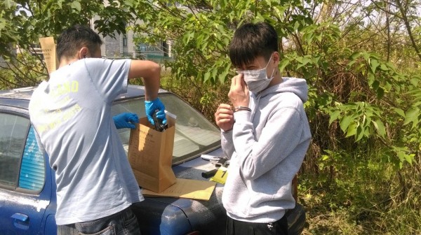 涉嫌開槍的蔡姓男子落網後,帶警方取槍。(記者王捷翻攝)