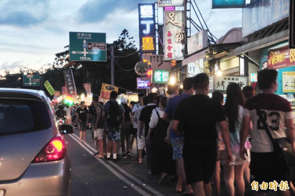 墾丁社區為「夜市」大戰律師。(資料照,記者蔡宗憲攝) 墾丁社區為「夜市」大戰律師。(資料照,記者蔡宗憲攝)