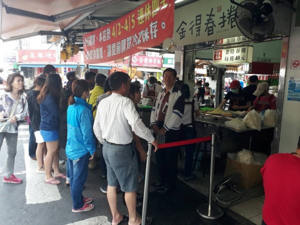 台南金得春捲店貼公告清明節前只賣4月1日1天,2日至5日連休4天,1日上午出現排隊人龍。(記者王俊忠翻攝)