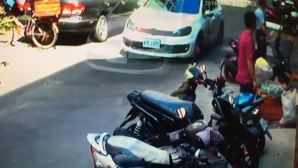 陳男轎車在巷弄內高速行駛。(記者王冠仁翻攝)