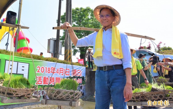 前行政院長游錫堃今回老家宜蘭下田插秧。（記者張議晨攝）