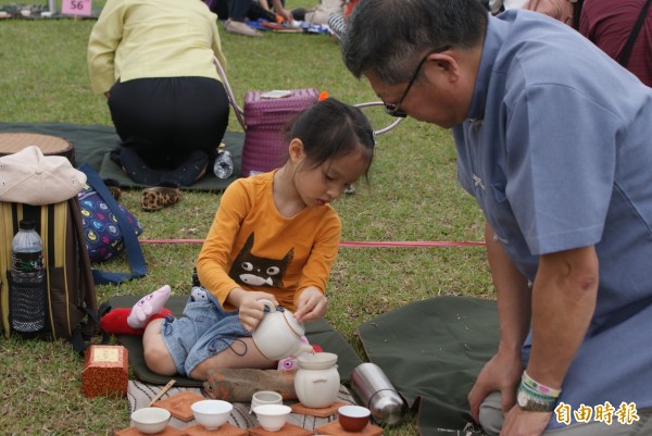 千人親子奉茶大會,意味著「倫理與傳承」,從中體會陶匠精神,替鶯歌陶瓷嘉年華畫下句點。(記者邱書昱攝)