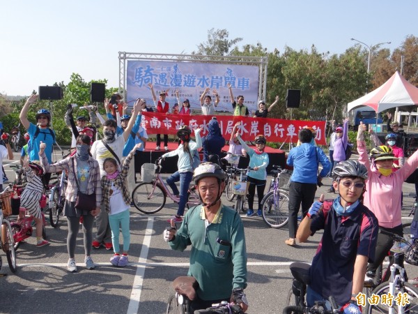 台南市府慶祝雙博物館自行車道貫通,舉行騎遇二仁溪單車遊活動。(記者王俊忠攝)