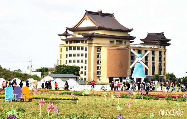 外型莊嚴的中壢圓光禪寺「圓光文教弘化館華嚴殿」，去年11月在桃園花彩節活動即受到矚目。（資料照，記者李容萍攝）