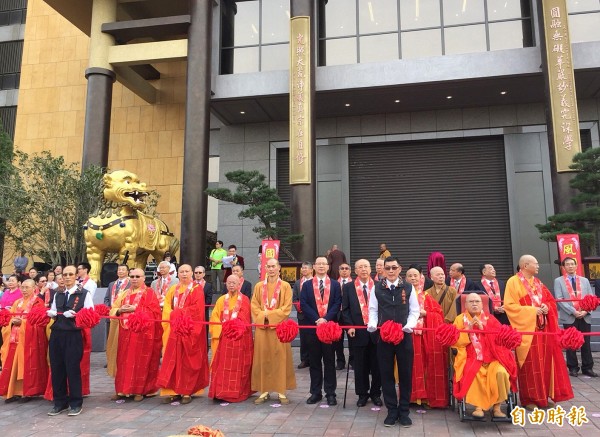 中壢圓光禪寺「圓光文教弘化館華嚴殿」新啟用典禮，前國民黨榮譽主席吳伯雄與立委吳志揚父子（中）等人到場。（記者李容萍攝）